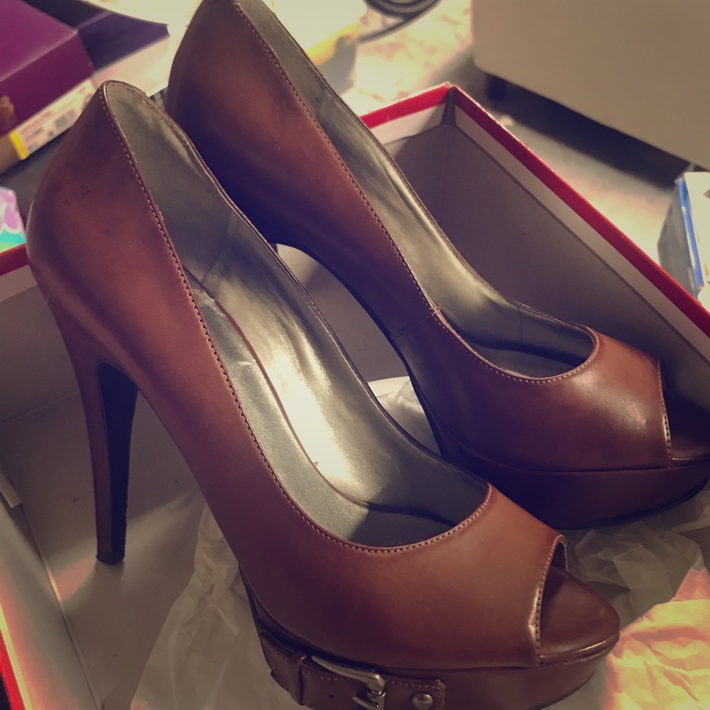 Guess pumps